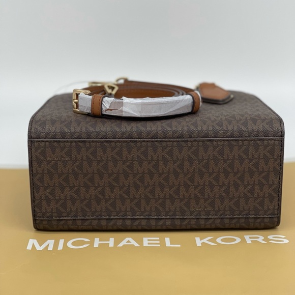 Michael Kors Mott MD Messenger & Case Card Wallet - Picture 9 of 15